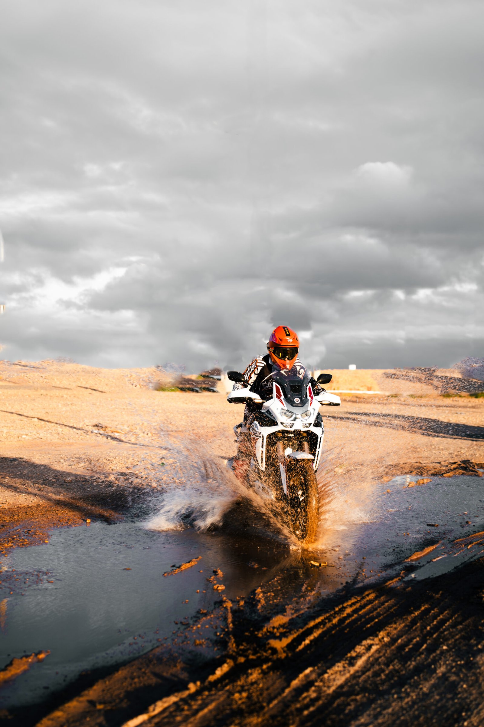 Moto offroad dans la nature marocaine
